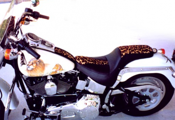 Jok motor dengan motif hewan seperti harimau atau singa